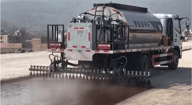 asphalt sprayer Asphalt distributor truck is paving high way