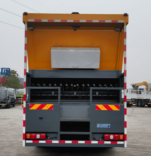 Alsphalt Synchronous Chip Seal Truck Shacman 7m³Alsphalt Tank and 12m³Stone Tank Alsphalt Synchronous Chip Seal Truck